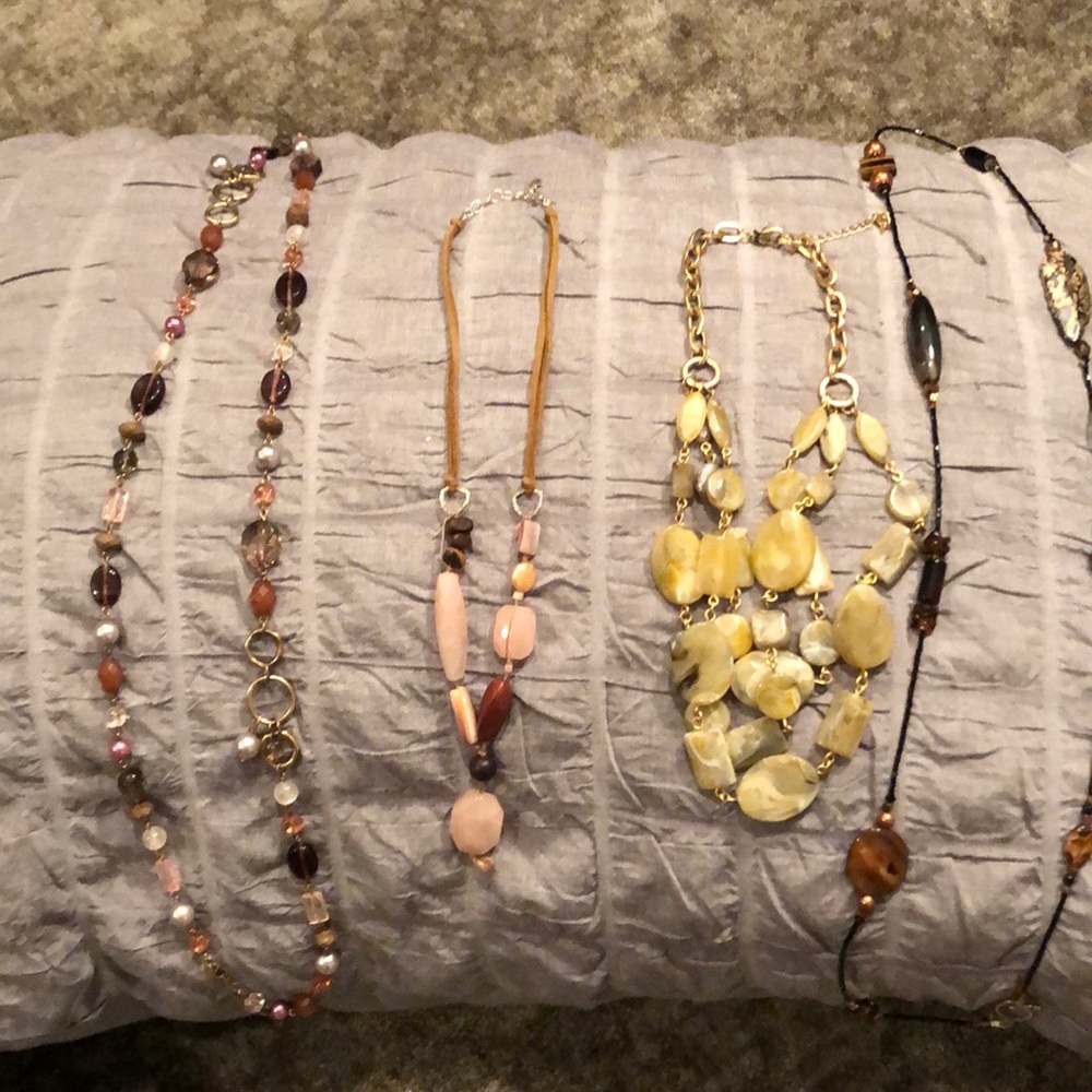 9 necklaces - Picture 2 of 3